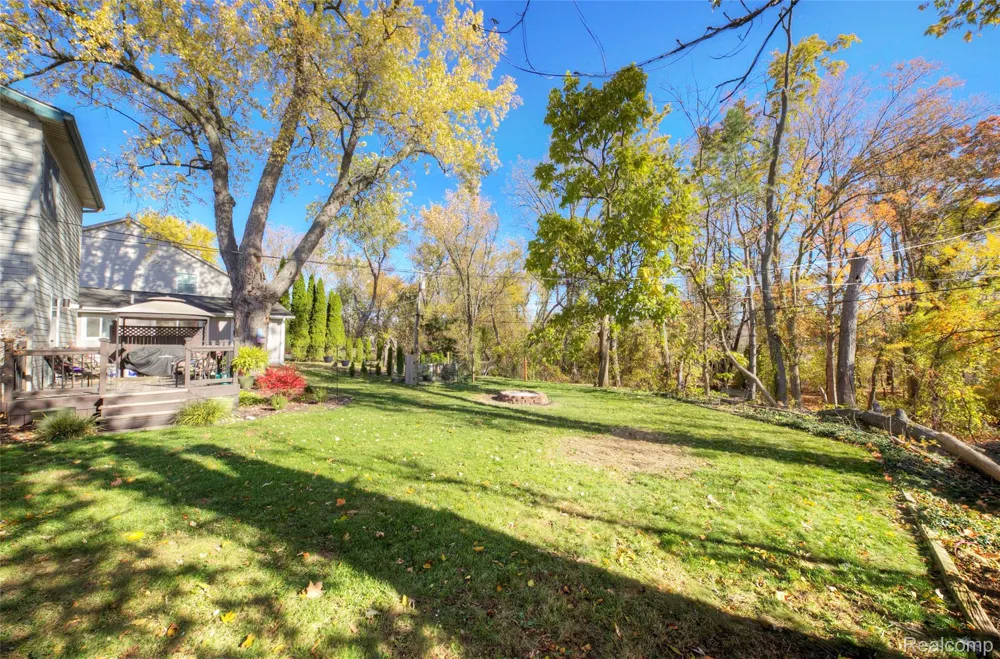 212 Hillcroft Drive Walled Lake City, MI 48390