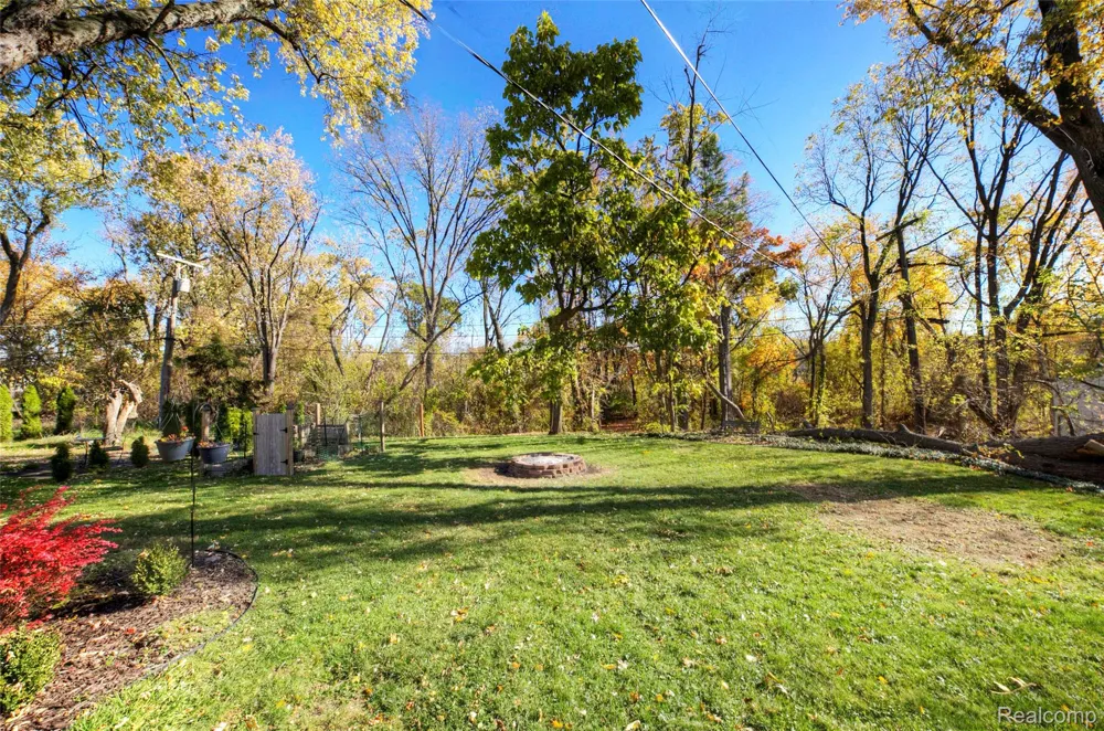 212 Hillcroft Drive Walled Lake City, MI 48390