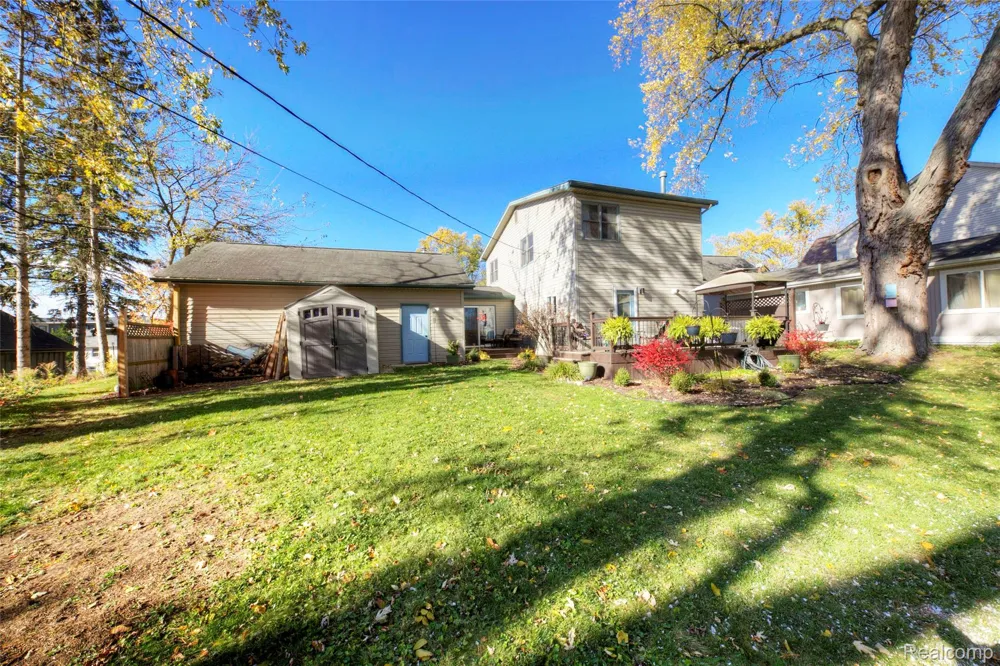212 Hillcroft Drive Walled Lake City, MI 48390