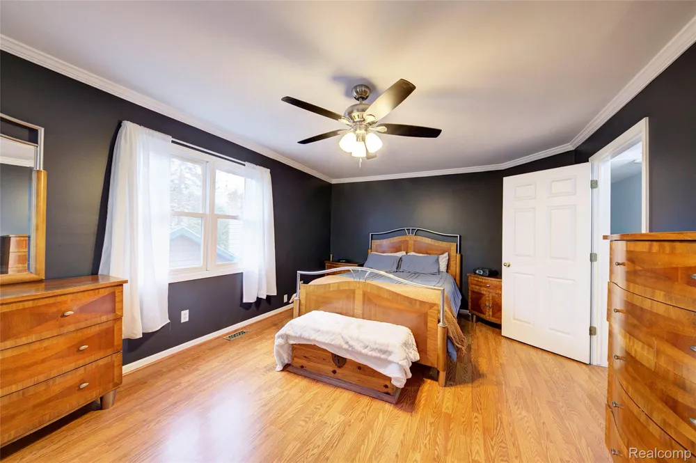 212 Hillcroft Drive Walled Lake City, MI 48390