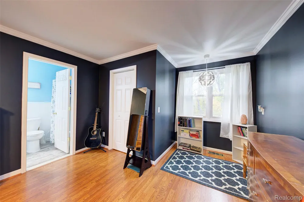 212 Hillcroft Drive Walled Lake City, MI 48390