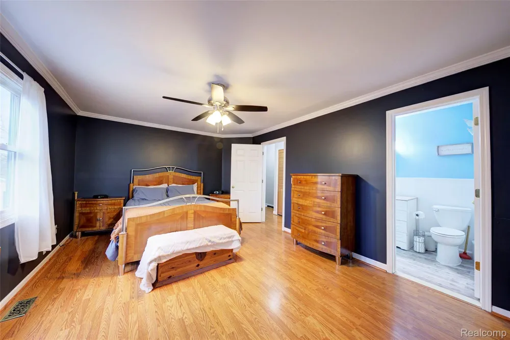 212 Hillcroft Drive Walled Lake City, MI 48390