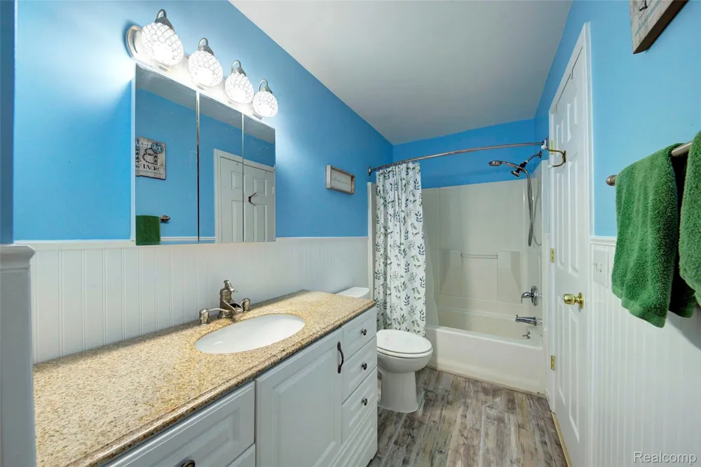 212 Hillcroft Drive Walled Lake City, MI 48390