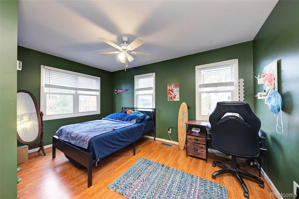 212 Hillcroft Drive Walled Lake City, MI 48390