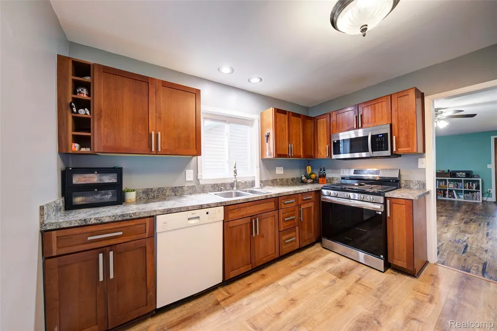 212 Hillcroft Drive Walled Lake City, MI 48390