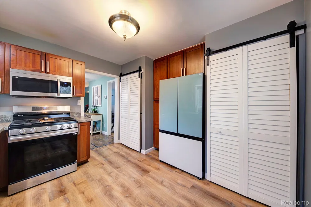 212 Hillcroft Drive Walled Lake City, MI 48390