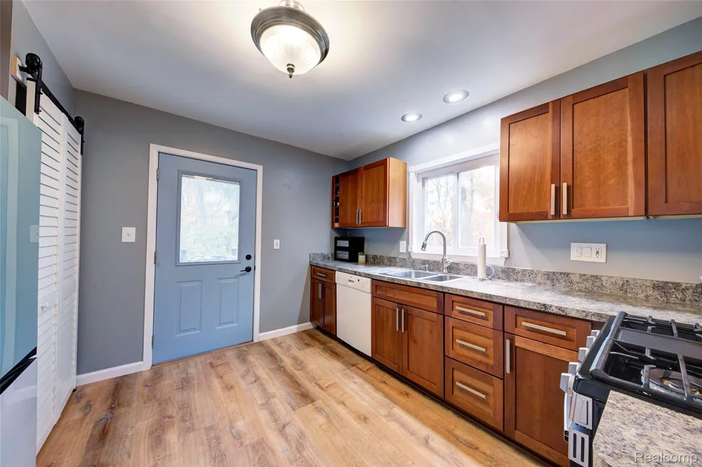 212 Hillcroft Drive Walled Lake City, MI 48390