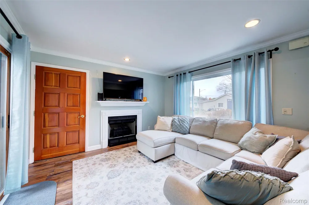 212 Hillcroft Drive Walled Lake City, MI 48390