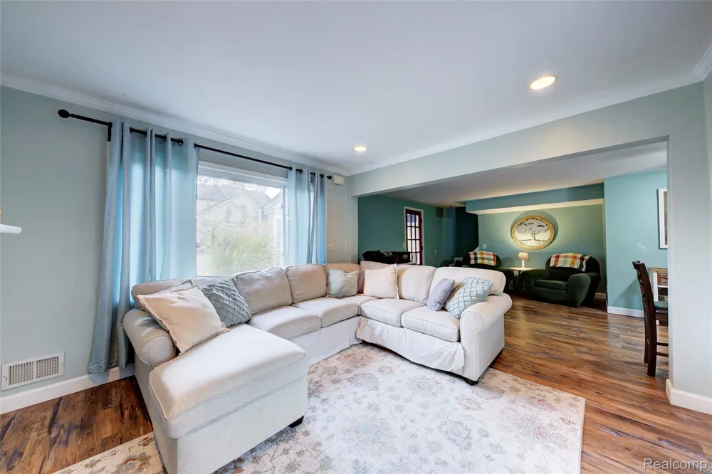212 Hillcroft Drive Walled Lake City, MI 48390