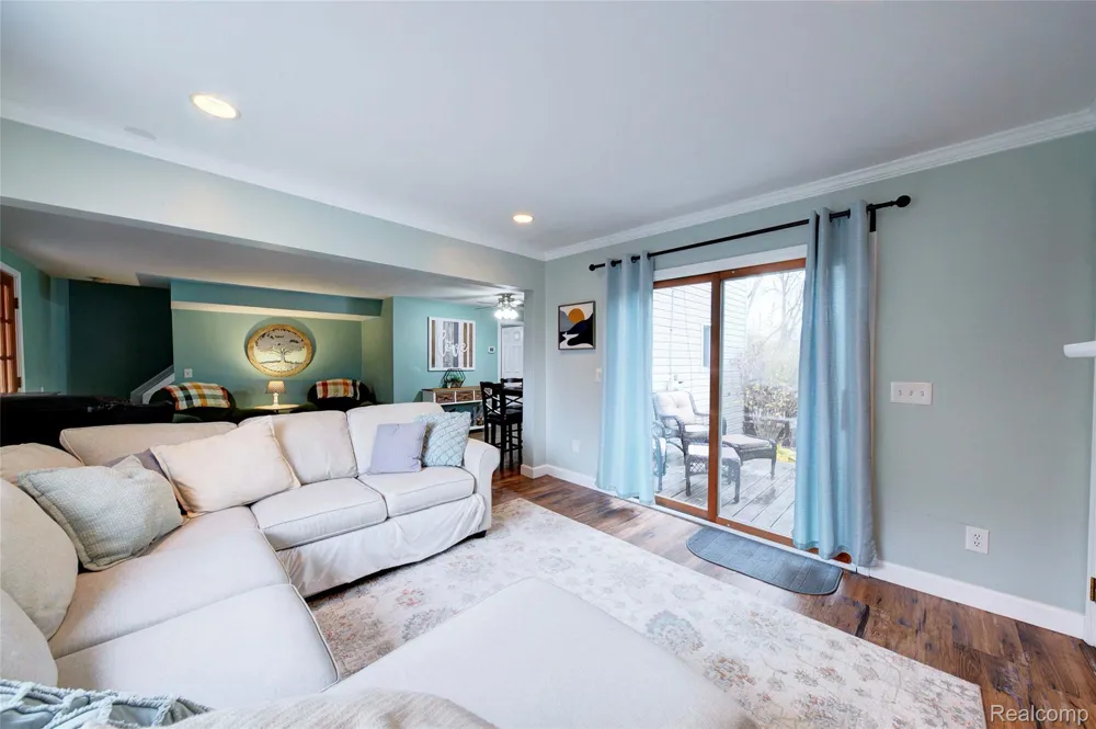 212 Hillcroft Drive Walled Lake City, MI 48390