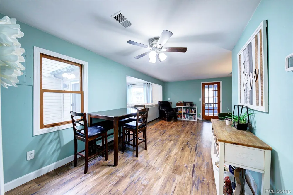 212 Hillcroft Drive Walled Lake City, MI 48390