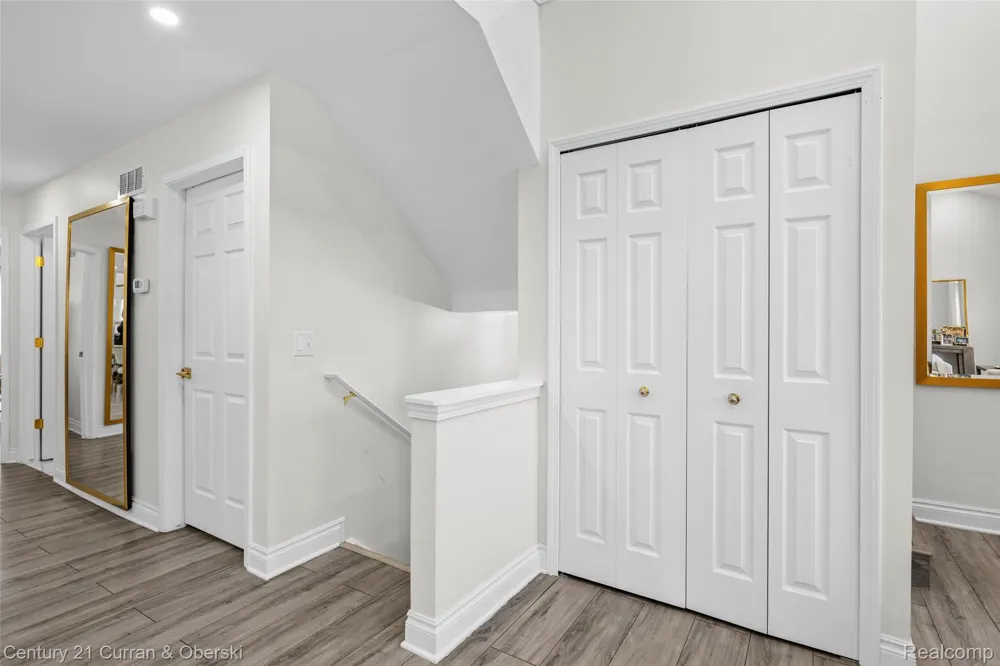 22123 W VILLAGE DRIVE Dearborn City, MI 48124