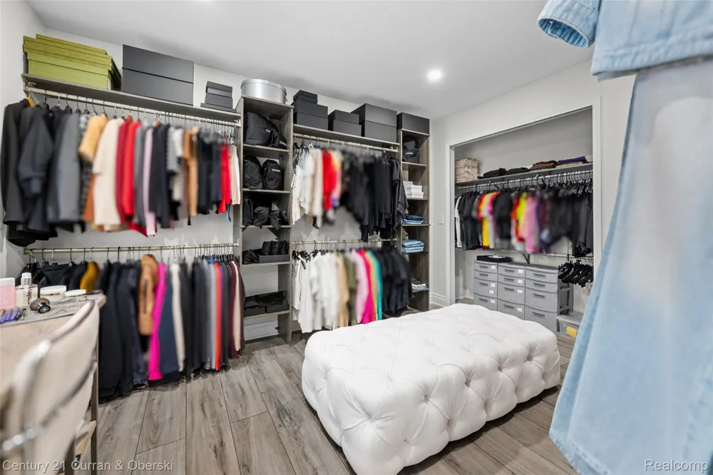 22123 W VILLAGE DRIVE Dearborn City, MI 48124