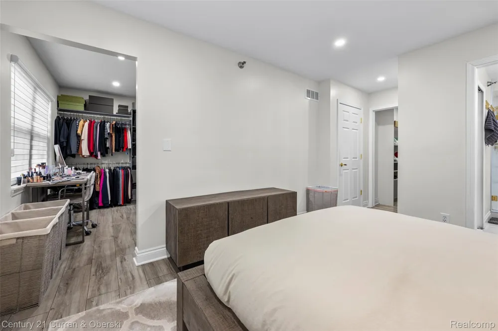 22123 W VILLAGE DRIVE Dearborn City, MI 48124