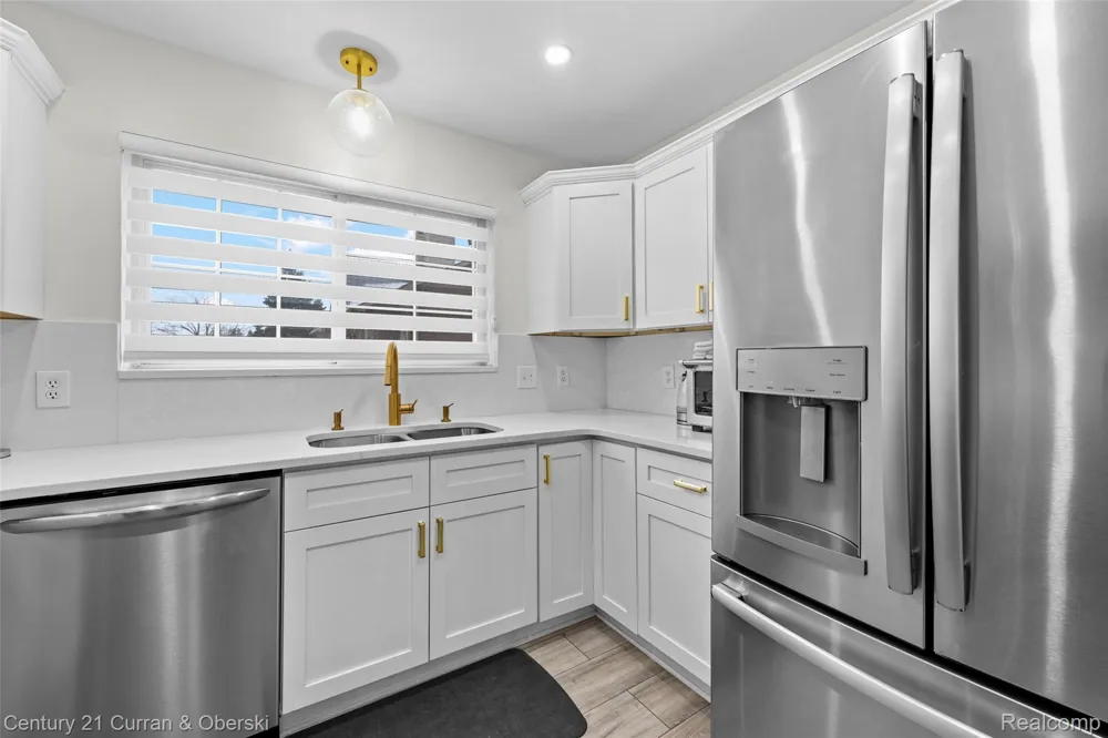 22123 W VILLAGE DRIVE Dearborn City, MI 48124