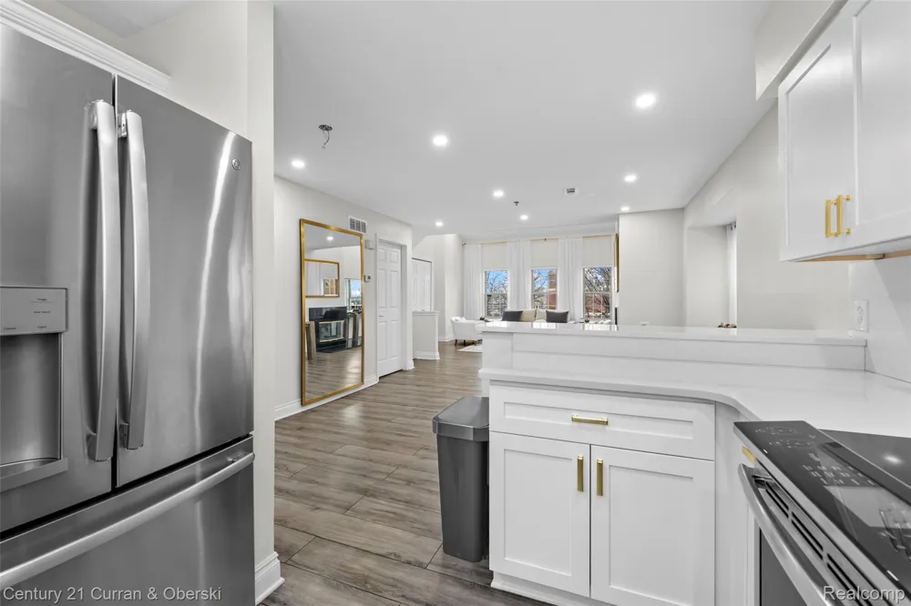 22123 W VILLAGE DRIVE Dearborn City, MI 48124