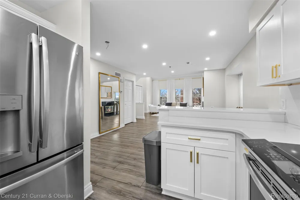 22123 W VILLAGE DRIVE Dearborn City, MI 48124