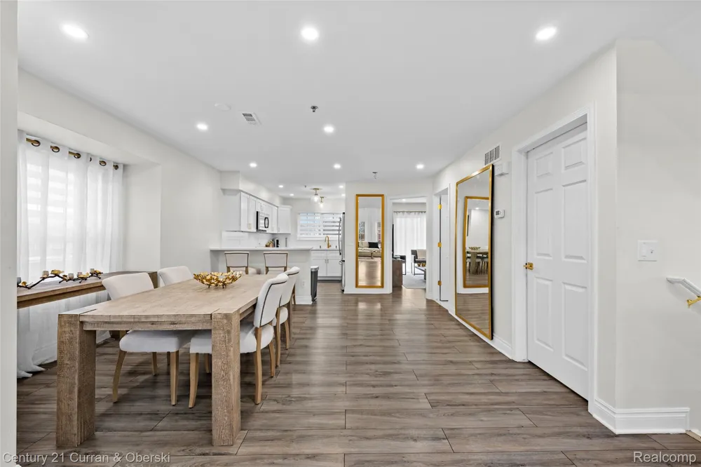 22123 W VILLAGE DRIVE Dearborn City, MI 48124