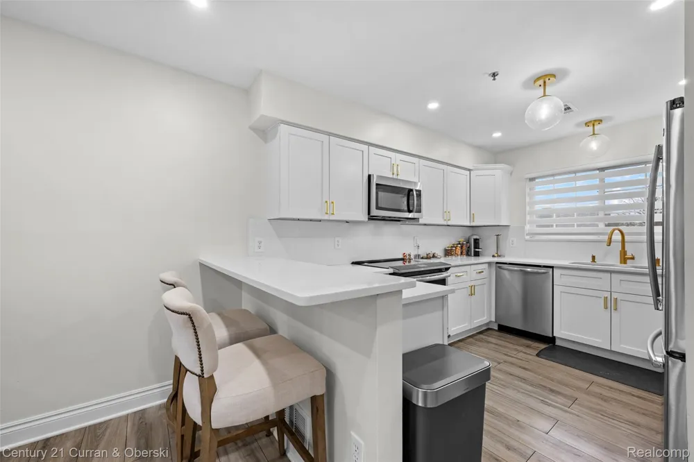 22123 W VILLAGE DRIVE Dearborn City, MI 48124