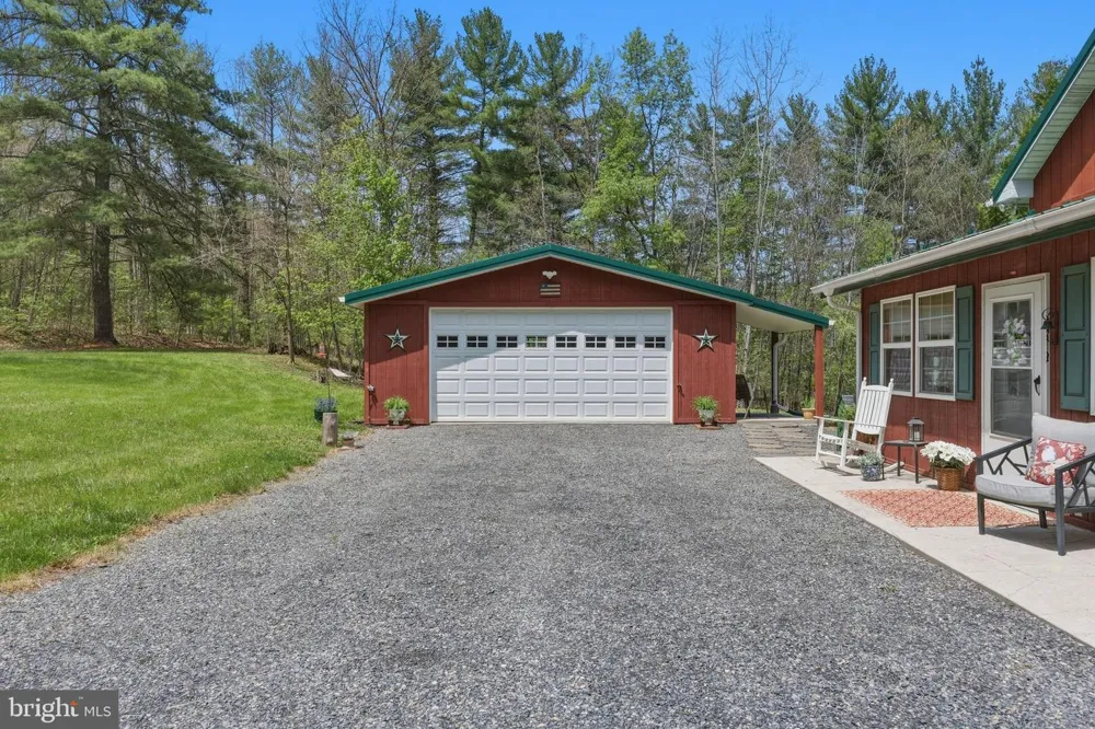 839 LAKE FERNDALE Springfield, WV 26763