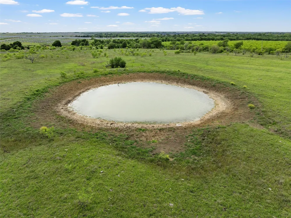 Cr 462 Lott, TX 76656