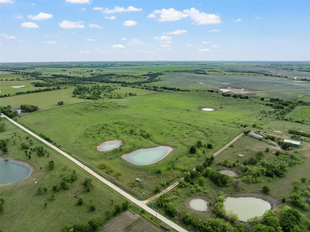 Cr 462 Lott, TX 76656