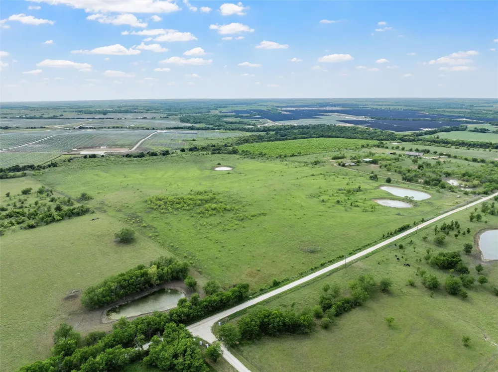 Cr 462 Lott, TX 76656