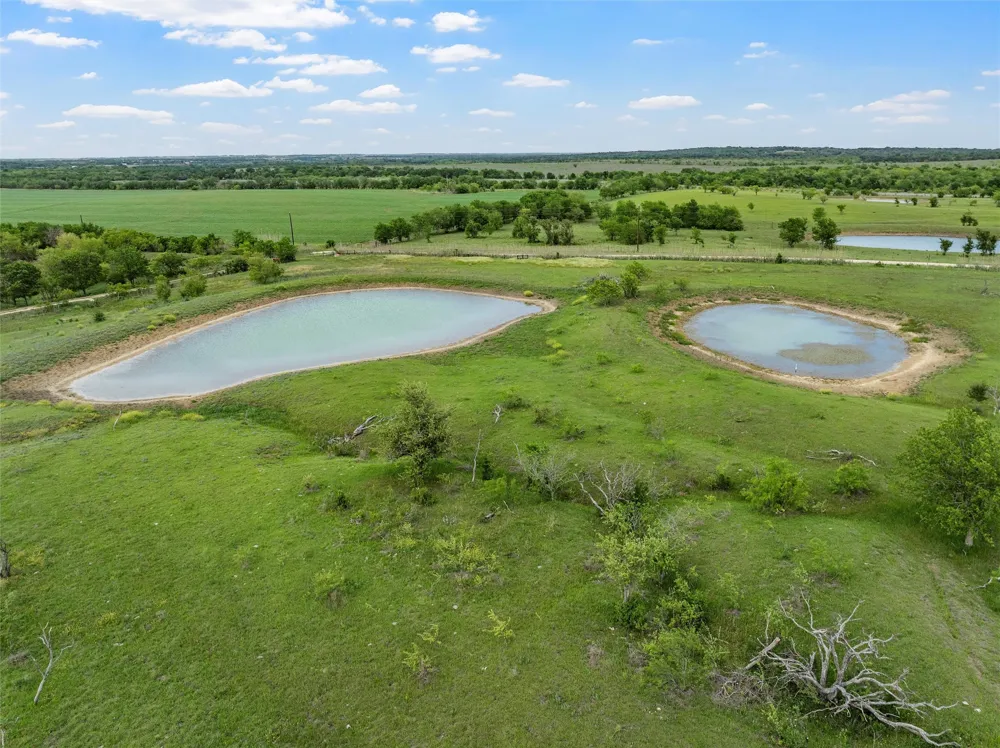 Cr 462 Lott, TX 76656