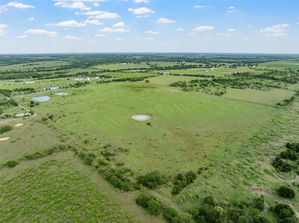 Cr 462 Lott, TX 76656