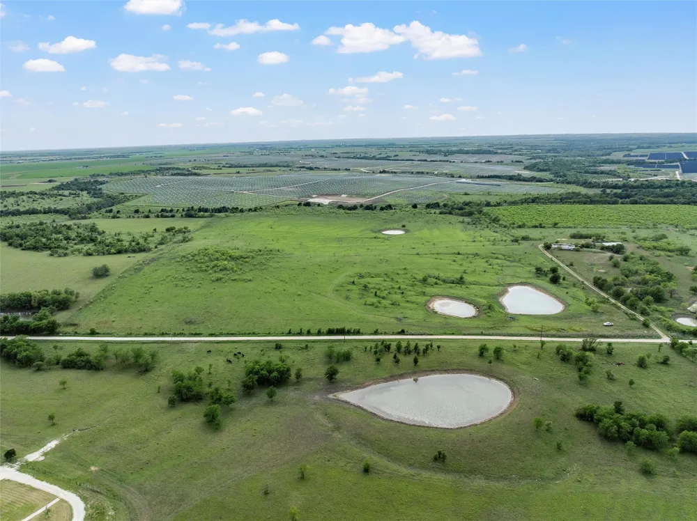 Cr 462 Lott, TX 76656