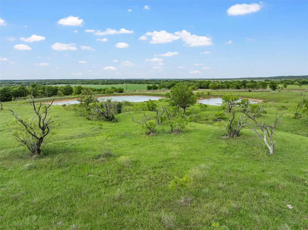 Cr 462 Lott, TX 76656