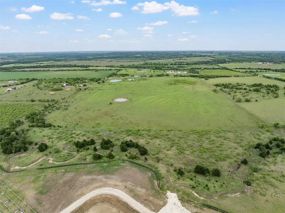 Cr 462 Lott, TX 76656