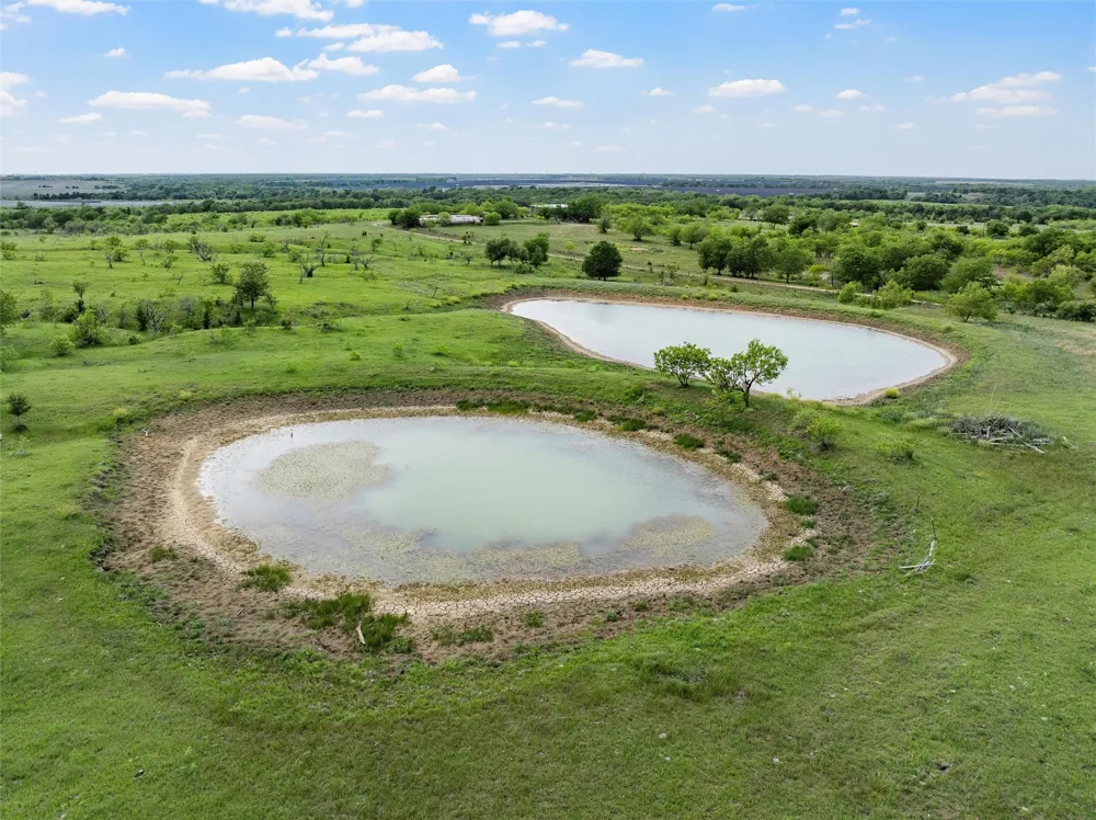 Cr 462 Lott, TX 76656