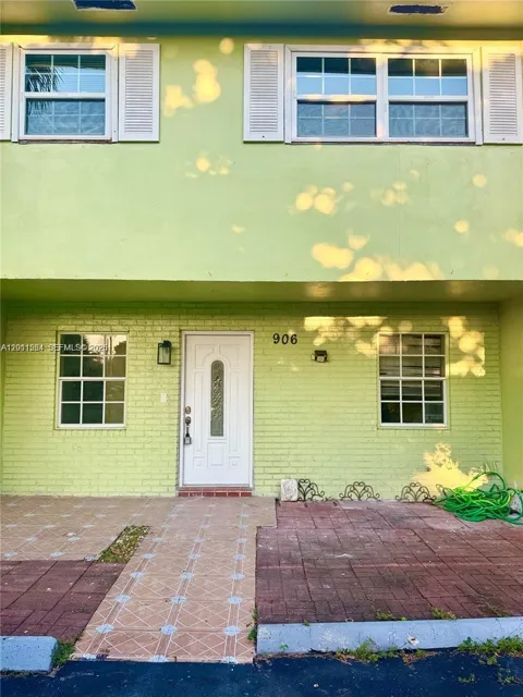 906 SW 74th Ave
