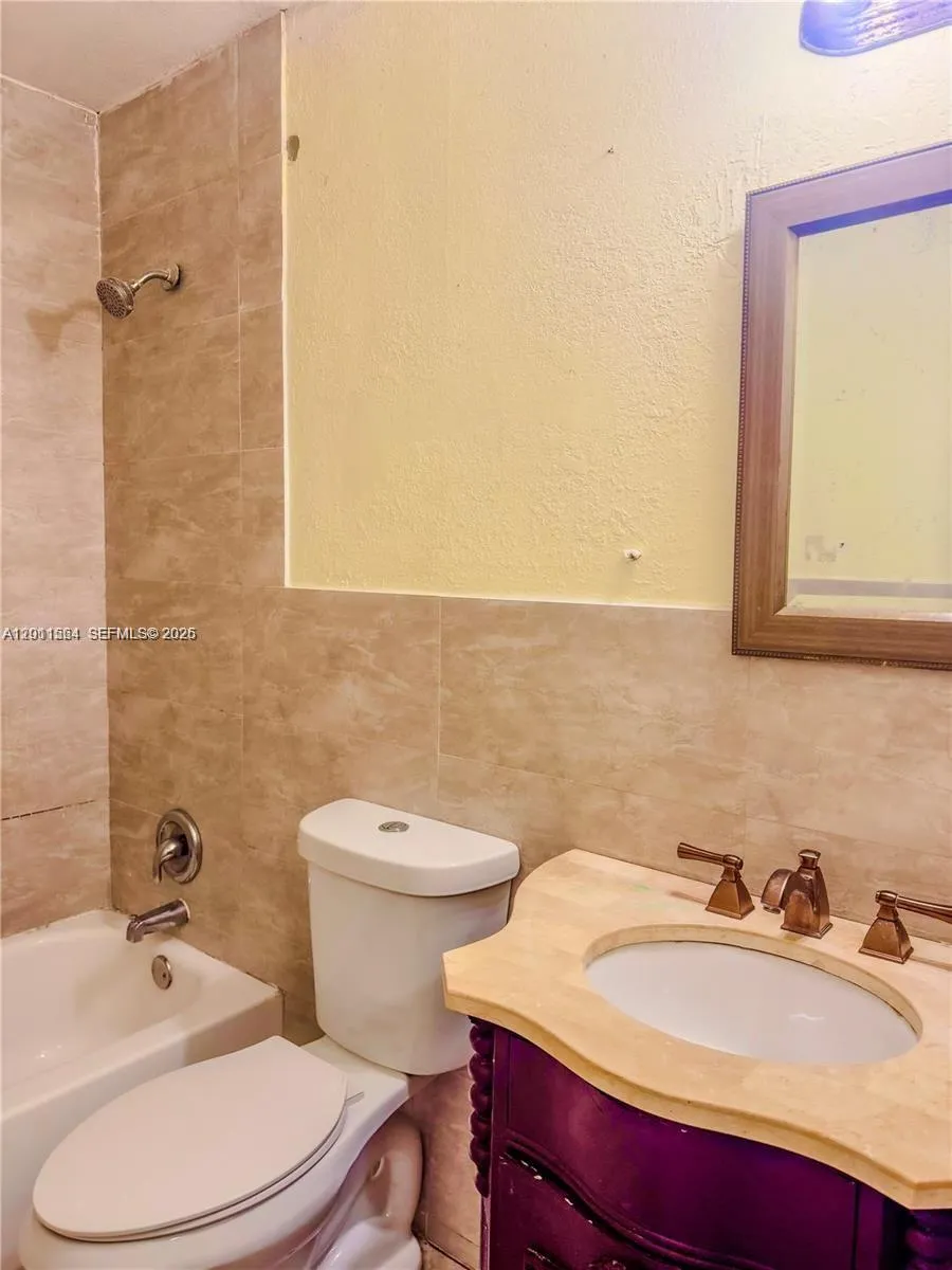 906 SW 74th Ave North Lauderdale, FL 33068
