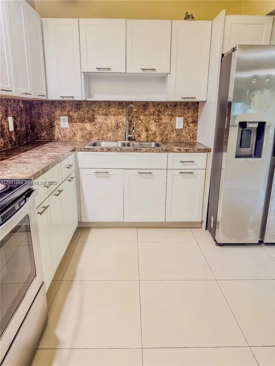 906 SW 74th Ave North Lauderdale, FL 33068