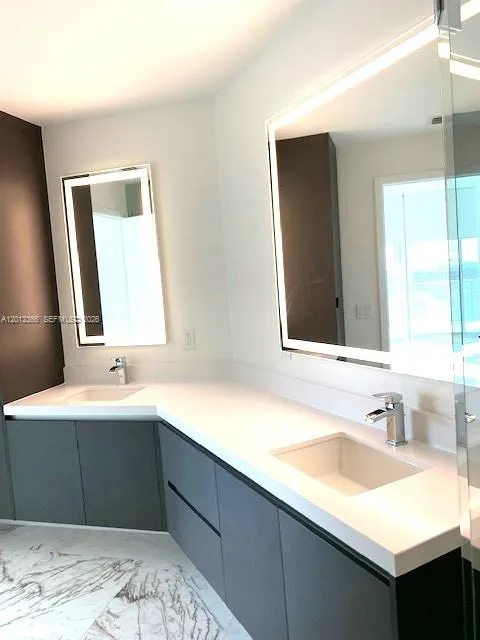 851 NE 1st Ave #2110 Miami, FL 33132