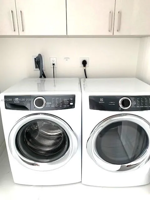 851 NE 1st Ave #2110 Miami, FL 33132