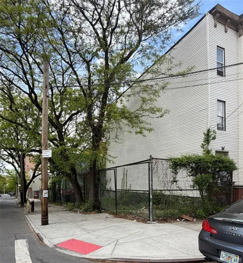 961 Cauldwell Avenue