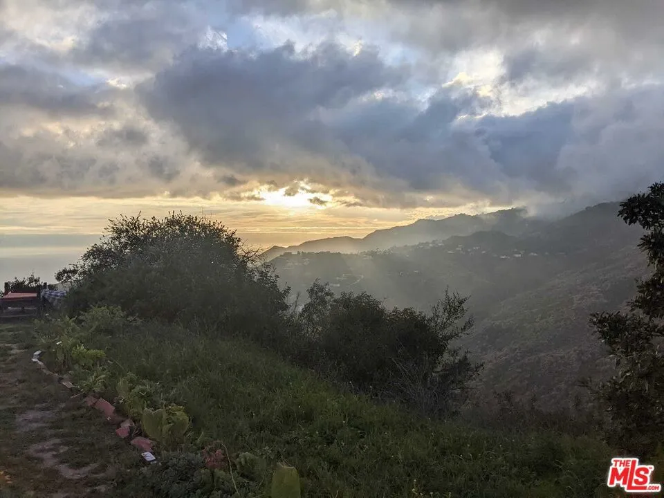 2195 Little Las Flores Topanga, CA 90290