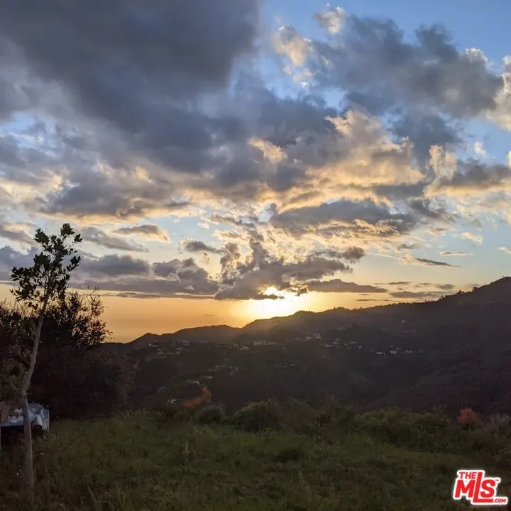 2195 Little Las Flores Topanga, CA 90290