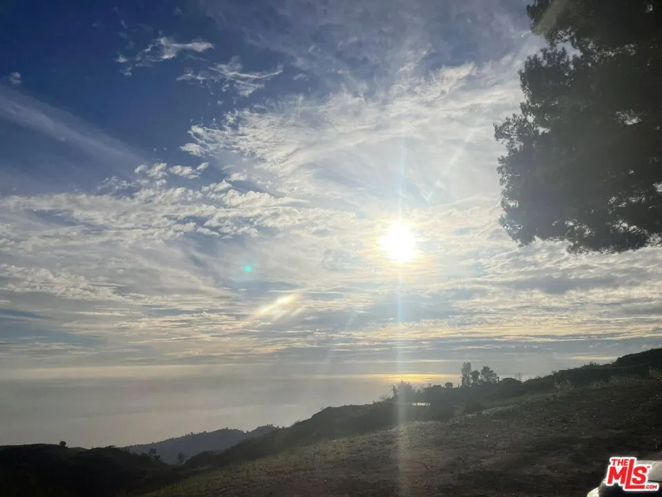 2195 Little Las Flores Topanga, CA 90290