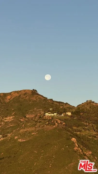 2195 Little Las Flores Topanga, CA 90290