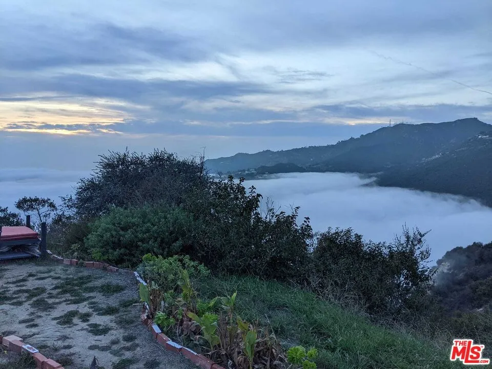 2195 Little Las Flores Topanga, CA 90290