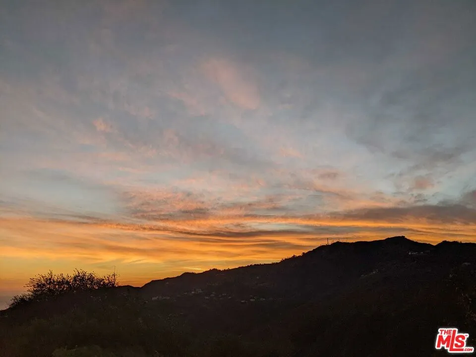 2195 Little Las Flores Topanga, CA 90290