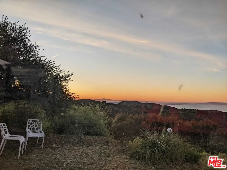 2195 Little Las Flores Topanga, CA 90290