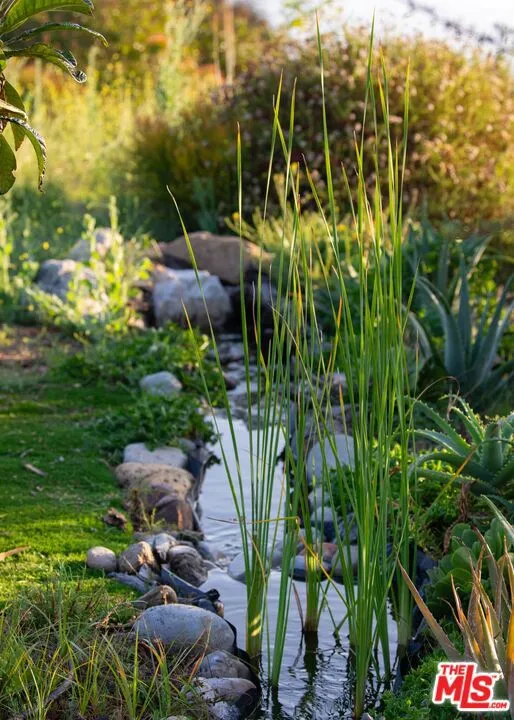 2195 Little Las Flores Topanga, CA 90290