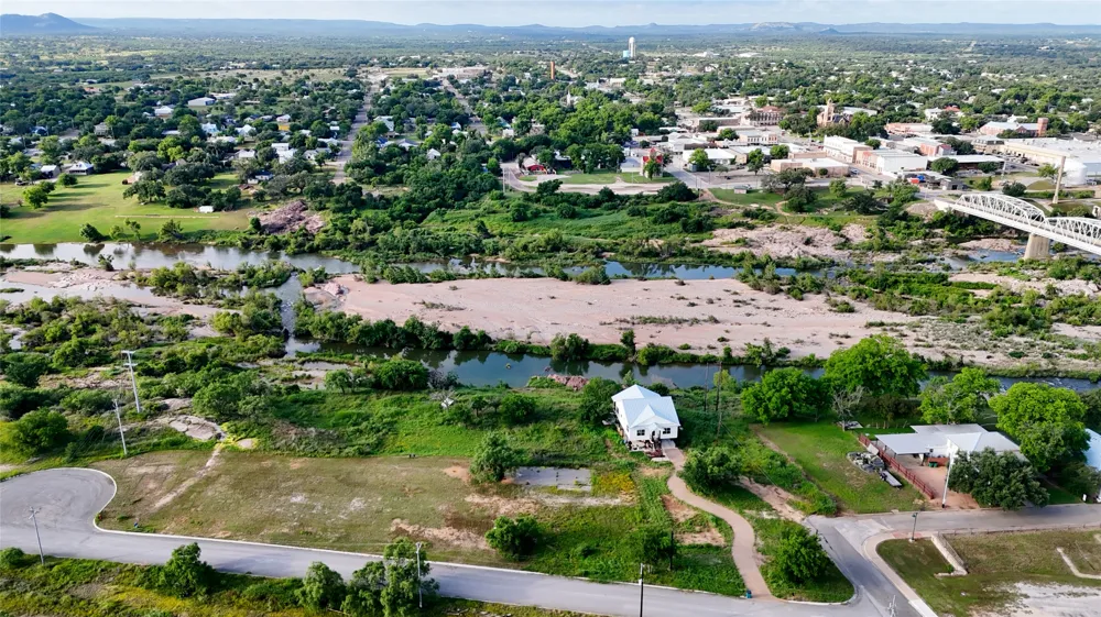 2 Walden Way Llano, TX 78643