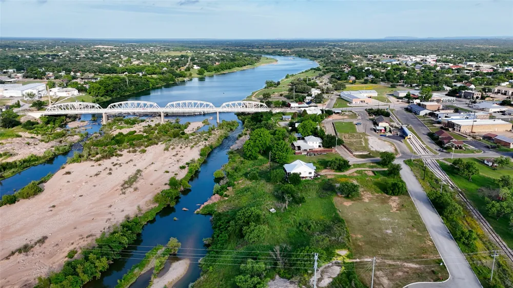 2 Walden Way Llano, TX 78643