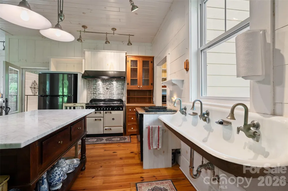 580 Split Pine Cove Clyde, NC 28721